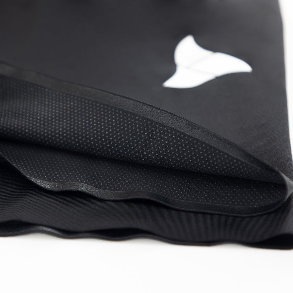 Silicone dot leg gripper detail on inner hem of men’s VANGUARD tri-suit, preventing ride-up during movement