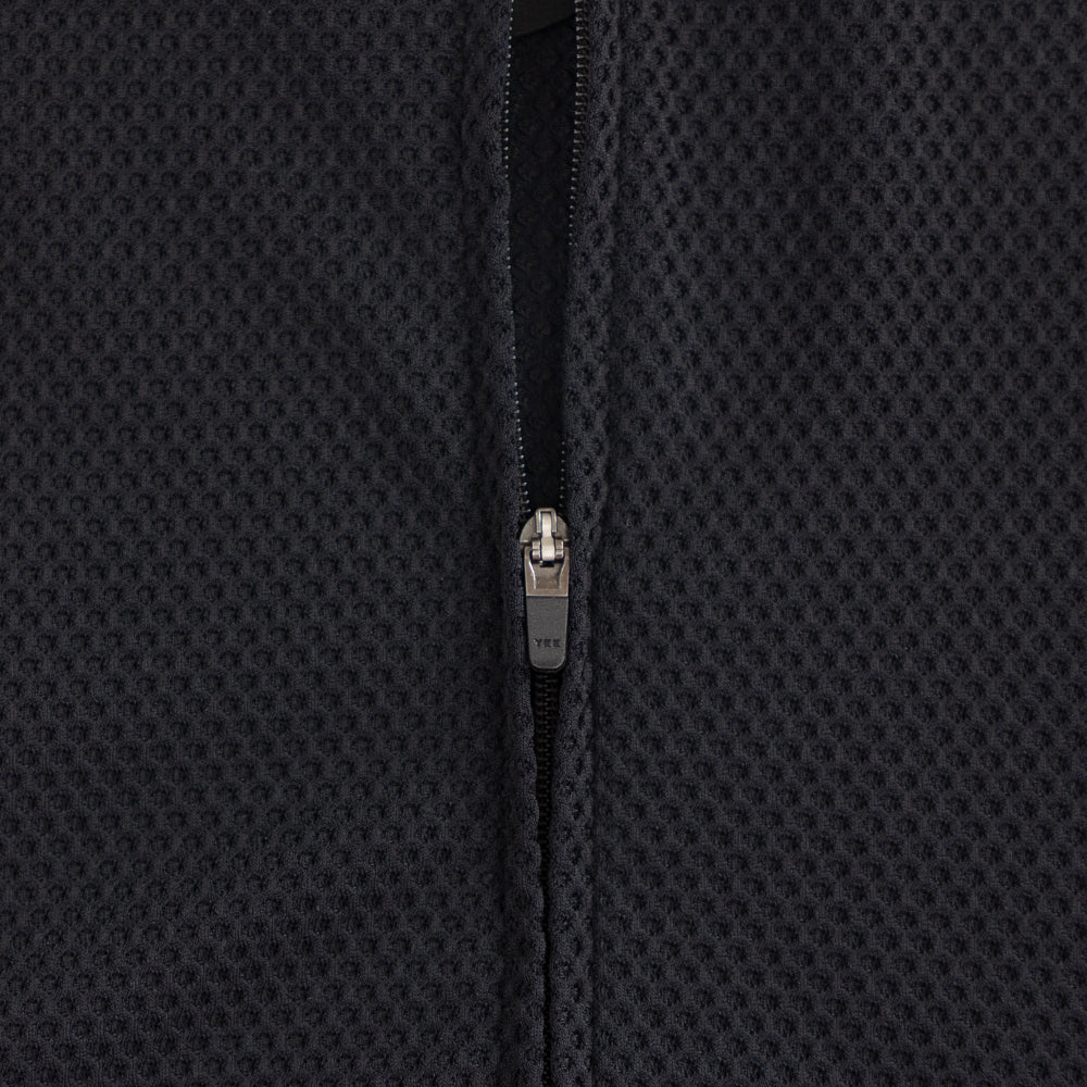 Detail of YKK zipper on men’s VANGUARD tri-suit front, highlighting precise stitching and textured aero fabric