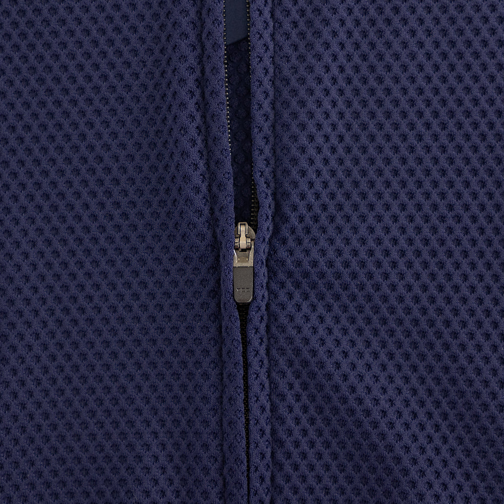 Detail of YKK zipper on men’s VANGUARD tri-suit front, highlighting precise stitching and textured aero fabric
