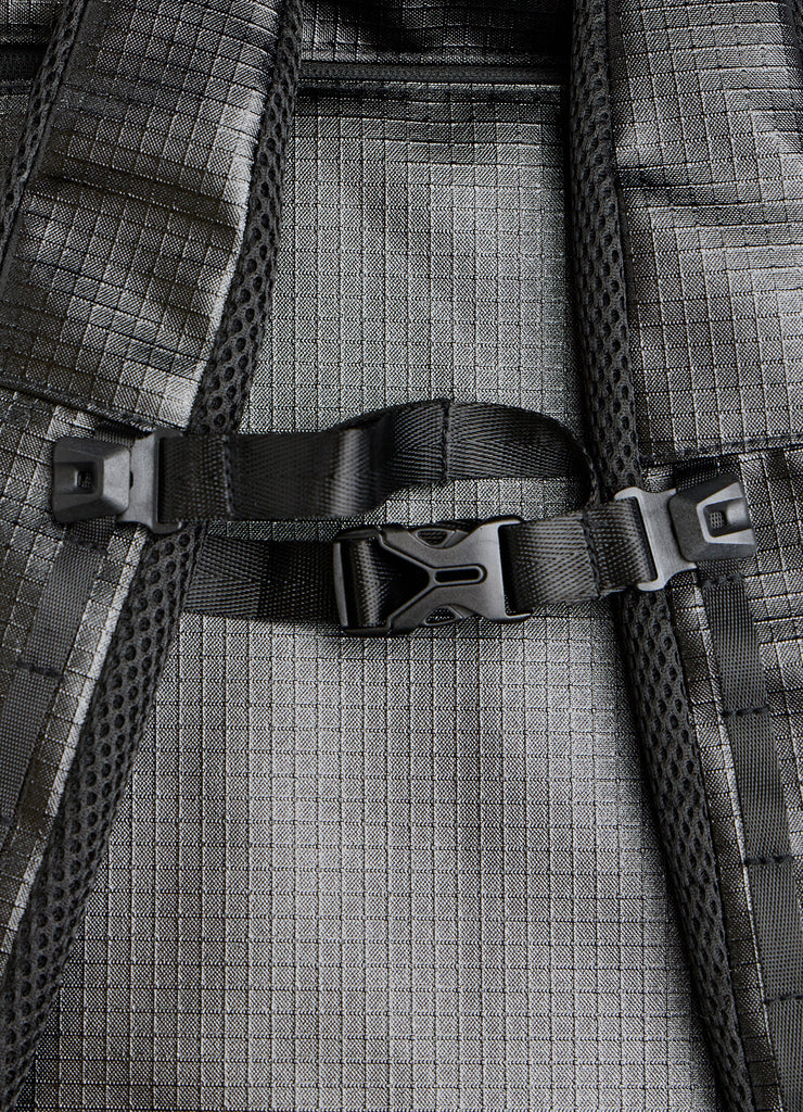 Adjustable chest strap buckle between backpack 