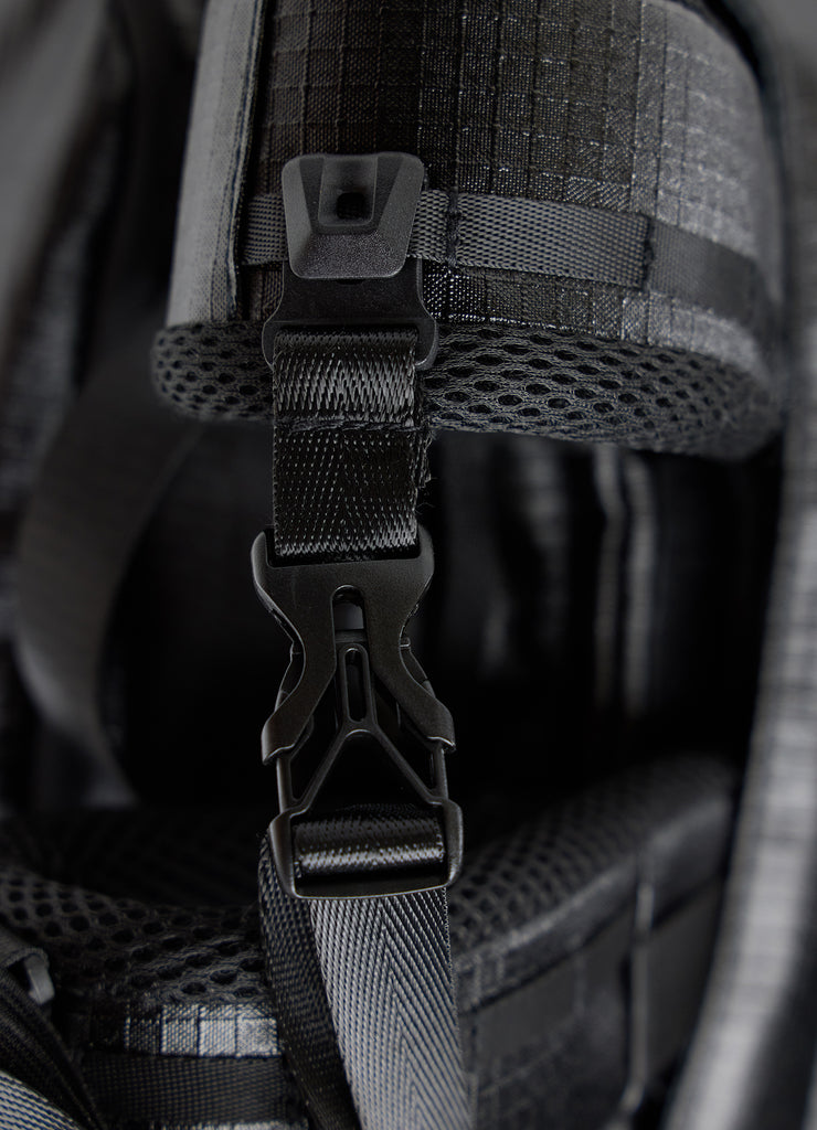Detail of the strong clip fastener and breathable mesh padding