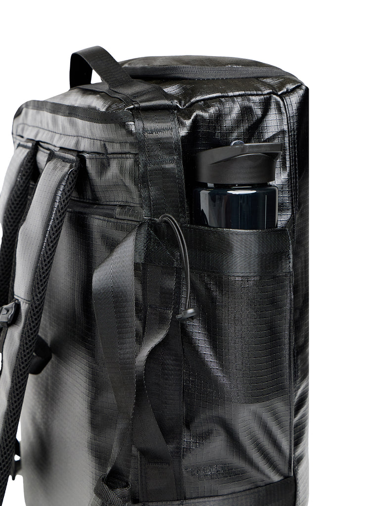 Side pocket with drawcord holding a water bottle on the TRI-FIT 3T Bag