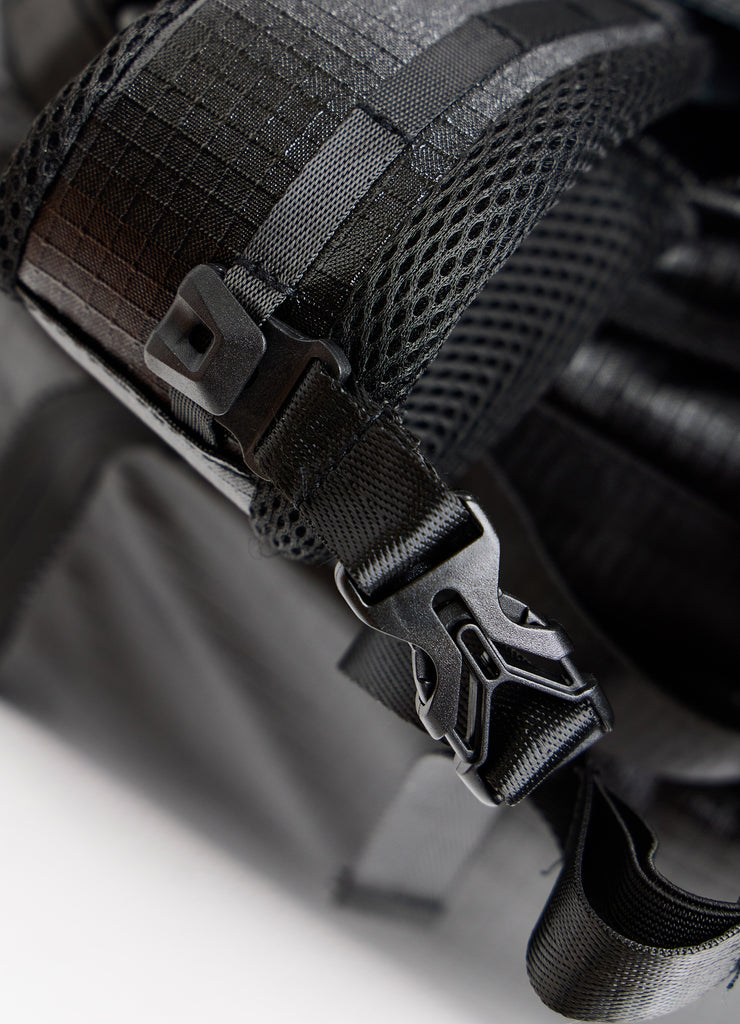 Close-up of the adjustable buckle on the shoulder strap of the TRI-FIT 3T Bag